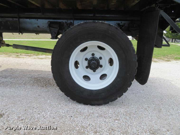 image for item DG3946 1992 Ford F700 flatbed truck
