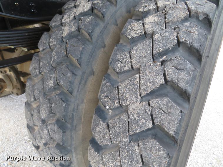 image for item DG3946 1992 Ford F700 flatbed truck