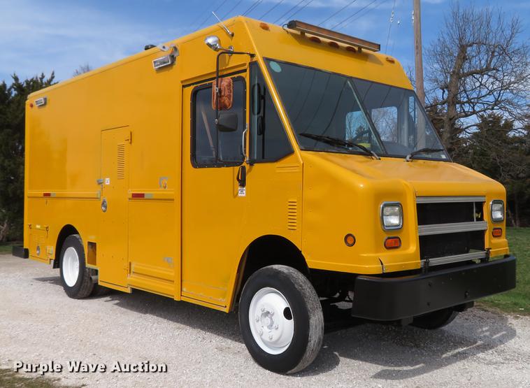 image for item DG3947 2000 Freightliner MT45 delivery truck