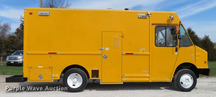 image for item DG3947 2000 Freightliner MT45 delivery truck