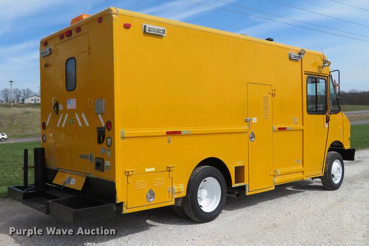 image for item DG3947 2000 Freightliner MT45 delivery truck