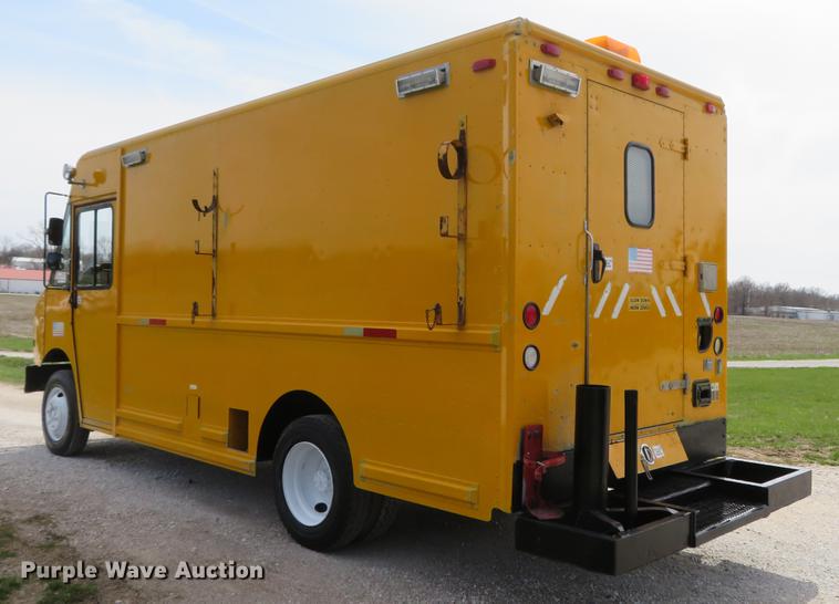 image for item DG3947 2000 Freightliner MT45 delivery truck