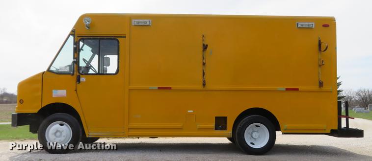 image for item DG3947 2000 Freightliner MT45 delivery truck