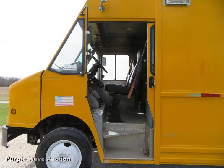 image for item DG3947 2000 Freightliner MT45 delivery truck