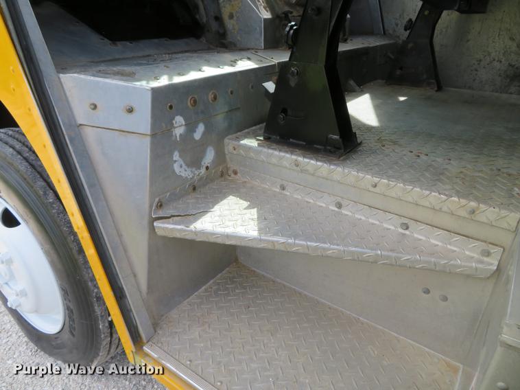 image for item DG3947 2000 Freightliner MT45 delivery truck