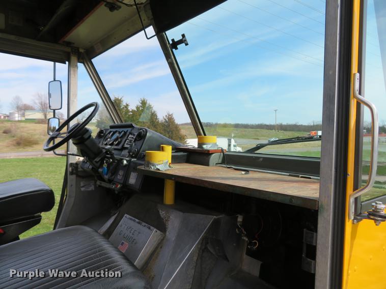 image for item DG3947 2000 Freightliner MT45 delivery truck