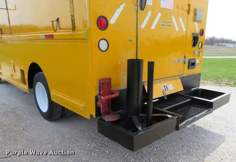 image for item DG3947 2000 Freightliner MT45 delivery truck