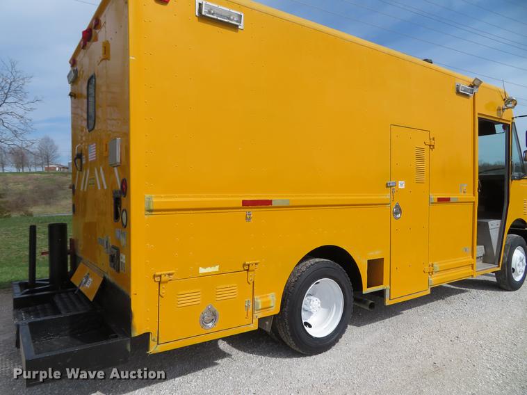 image for item DG3947 2000 Freightliner MT45 delivery truck