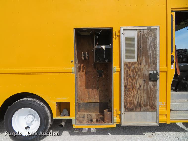 image for item DG3947 2000 Freightliner MT45 delivery truck