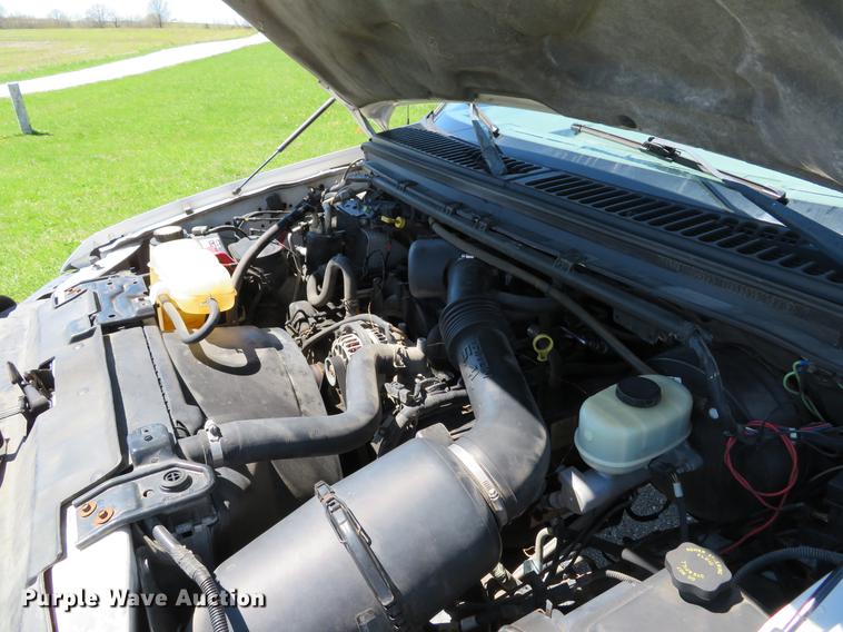 image for item DG3956 2003 Ford F250  Super Duty XL utility bed pickup truck