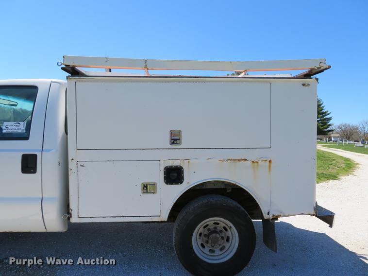 image for item DG3956 2003 Ford F250  Super Duty XL utility bed pickup truck