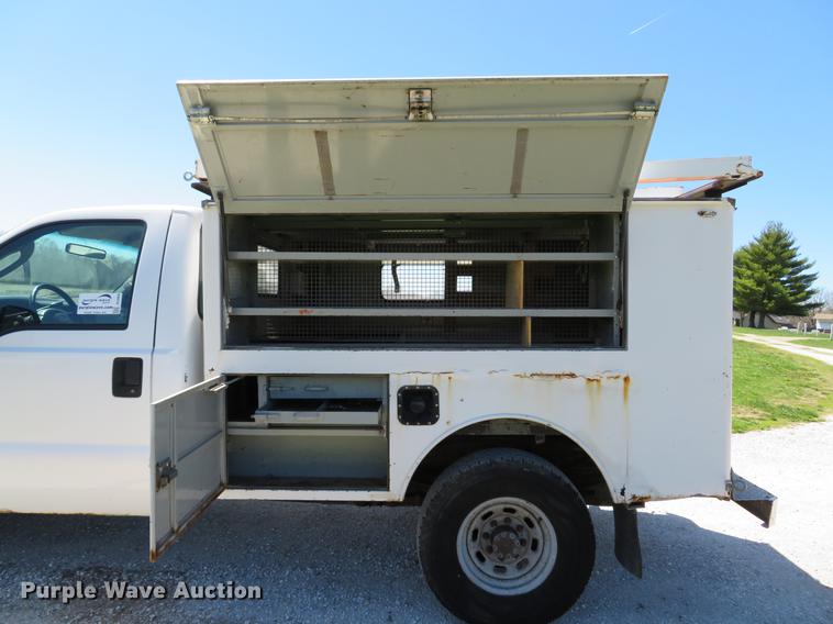 image for item DG3956 2003 Ford F250  Super Duty XL utility bed pickup truck