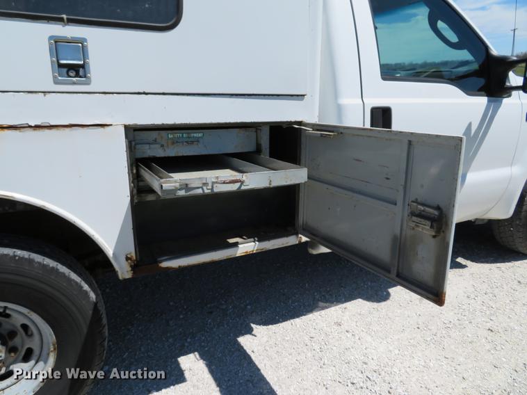 image for item DG3956 2003 Ford F250  Super Duty XL utility bed pickup truck