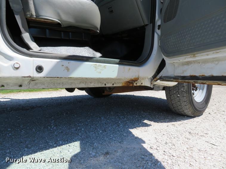 image for item DG3956 2003 Ford F250  Super Duty XL utility bed pickup truck