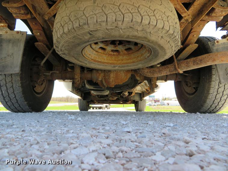 image for item DG3956 2003 Ford F250  Super Duty XL utility bed pickup truck