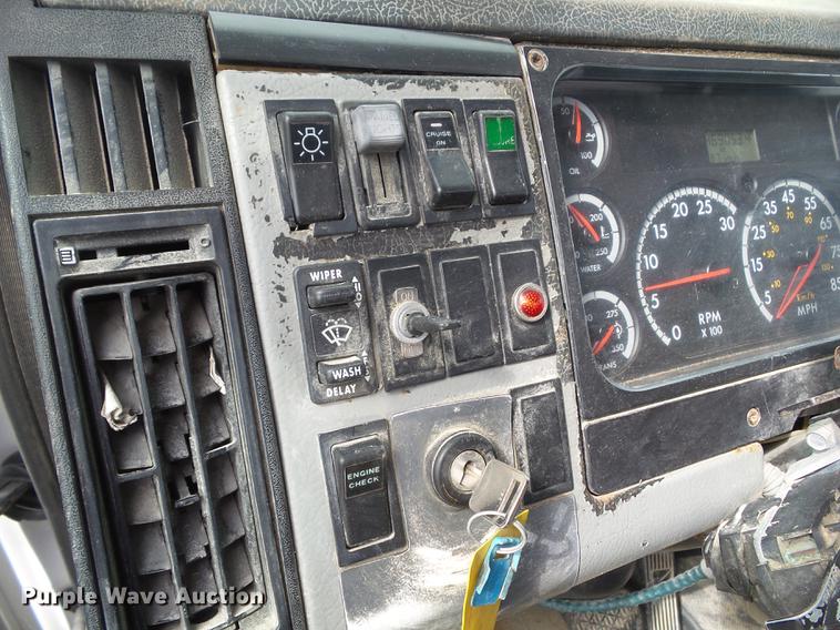 image for item EM9146 2001 Freightliner FL60 rollback truck