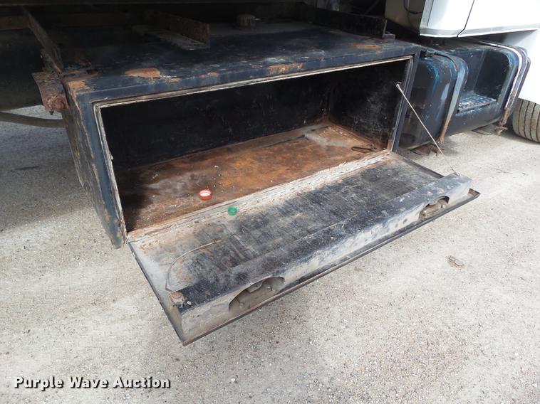 image for item EM9146 2001 Freightliner FL60 rollback truck