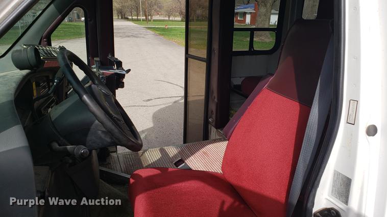 image for item EN9869 1995 Ford Econoline E350 bus