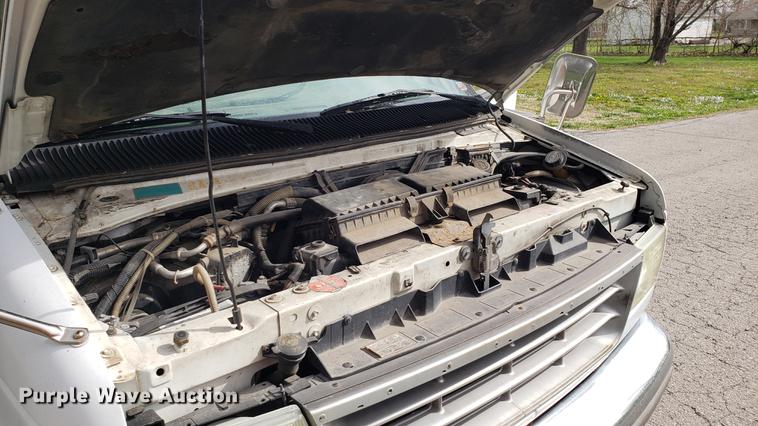 image for item EN9869 1995 Ford Econoline E350 bus