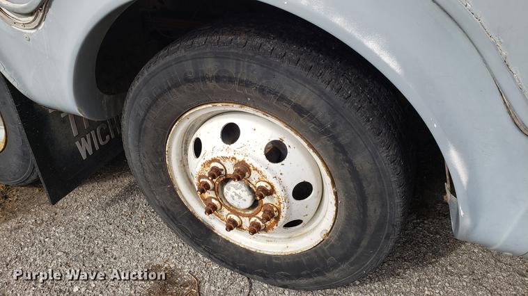 image for item EN9869 1995 Ford Econoline E350 bus