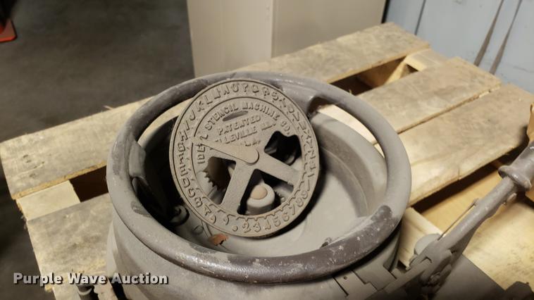 image for item EN9874 (2) stamp presses