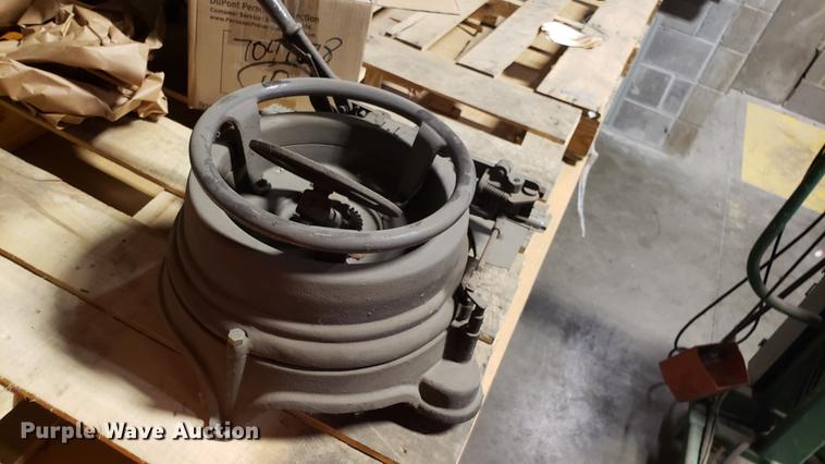 image for item EN9874 (2) stamp presses