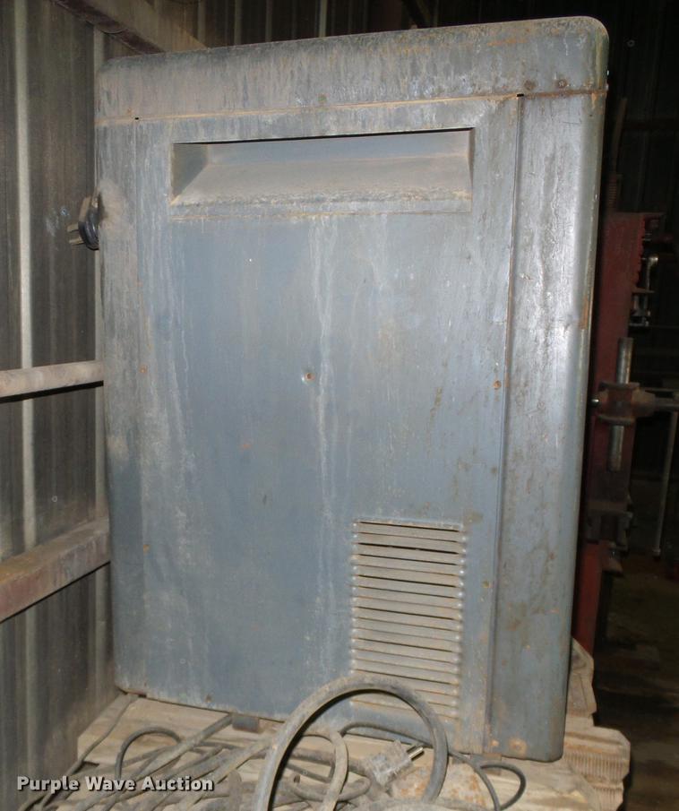 image for item EQ9077 Idealarc TIG-300/300 AC/DC arc welder