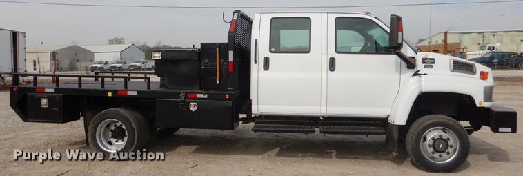 image for item EZ9978 2006 Chevrolet C5500 Crew Cab flatbed truck
