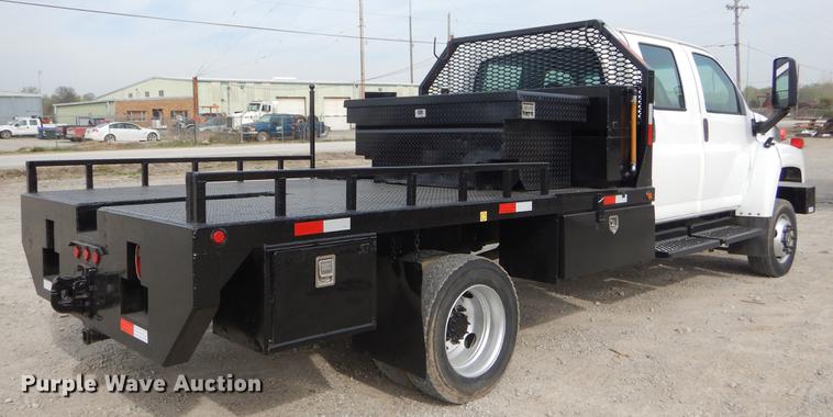image for item EZ9978 2006 Chevrolet C5500 Crew Cab flatbed truck