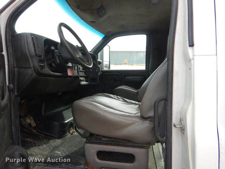 image for item EZ9978 2006 Chevrolet C5500 Crew Cab flatbed truck