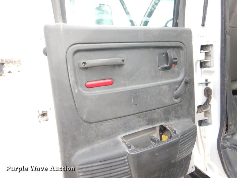 image for item EZ9978 2006 Chevrolet C5500 Crew Cab flatbed truck