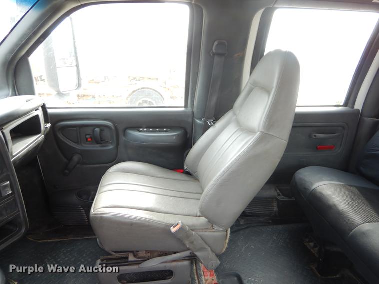 image for item EZ9978 2006 Chevrolet C5500 Crew Cab flatbed truck