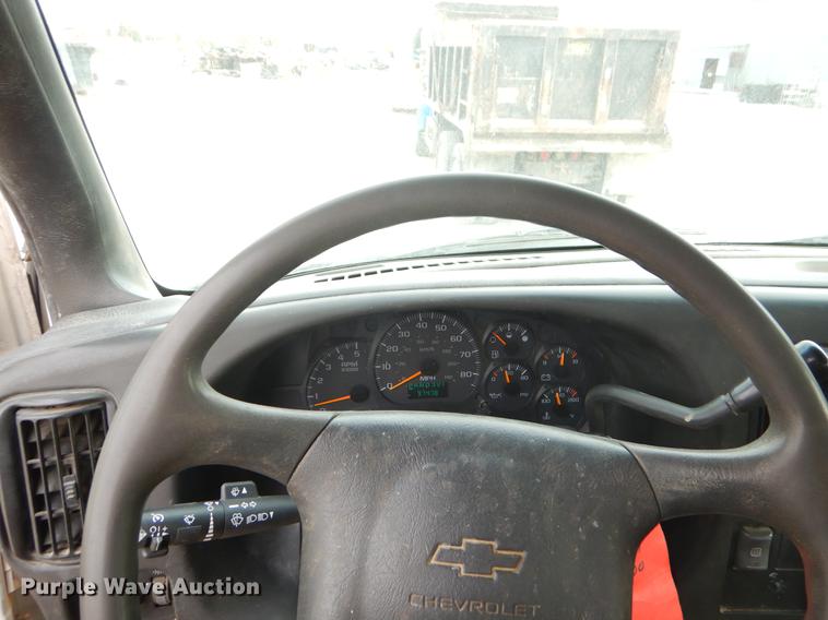 image for item EZ9978 2006 Chevrolet C5500 Crew Cab flatbed truck