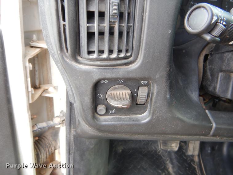 image for item EZ9978 2006 Chevrolet C5500 Crew Cab flatbed truck