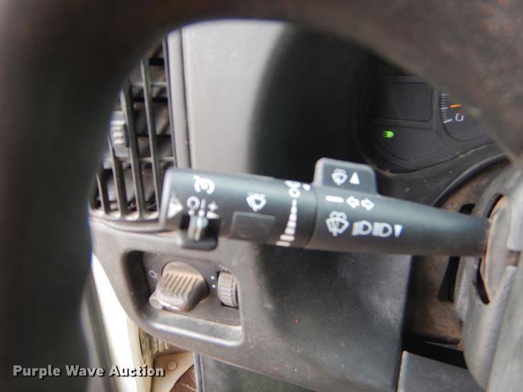 image for item EZ9978 2006 Chevrolet C5500 Crew Cab flatbed truck