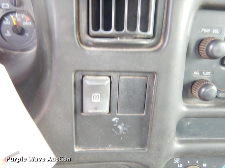 image for item EZ9978 2006 Chevrolet C5500 Crew Cab flatbed truck