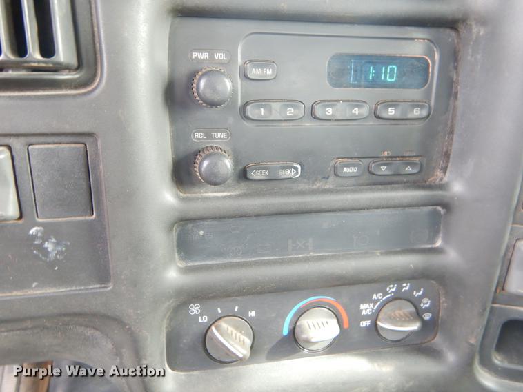 image for item EZ9978 2006 Chevrolet C5500 Crew Cab flatbed truck