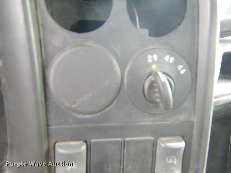 image for item EZ9978 2006 Chevrolet C5500 Crew Cab flatbed truck