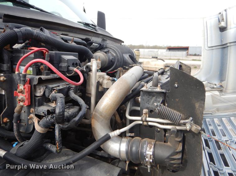 image for item EZ9978 2006 Chevrolet C5500 Crew Cab flatbed truck