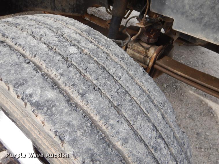 image for item EZ9978 2006 Chevrolet C5500 Crew Cab flatbed truck