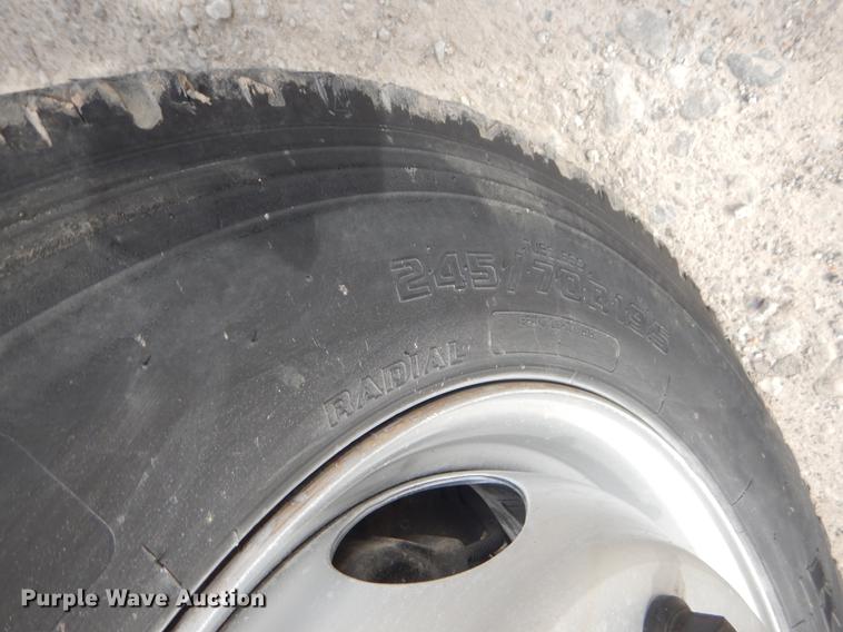 image for item EZ9978 2006 Chevrolet C5500 Crew Cab flatbed truck