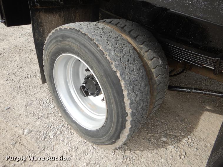 image for item EZ9978 2006 Chevrolet C5500 Crew Cab flatbed truck