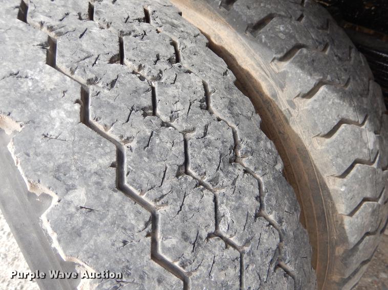 image for item EZ9978 2006 Chevrolet C5500 Crew Cab flatbed truck