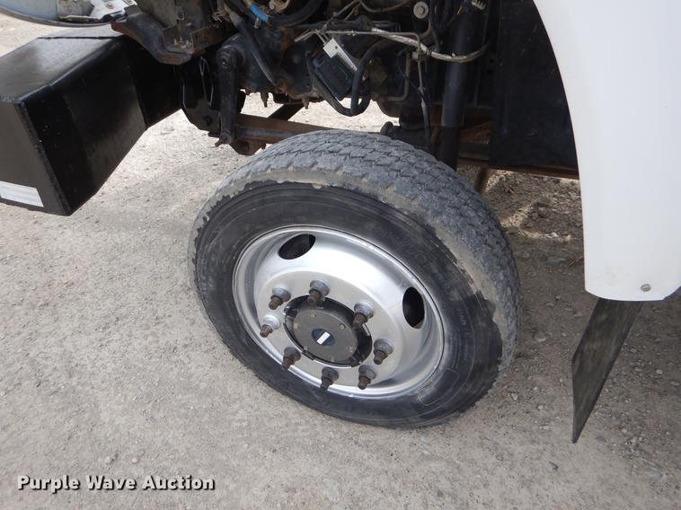 image for item EZ9978 2006 Chevrolet C5500 Crew Cab flatbed truck