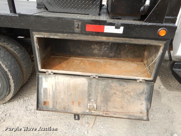 image for item EZ9978 2006 Chevrolet C5500 Crew Cab flatbed truck