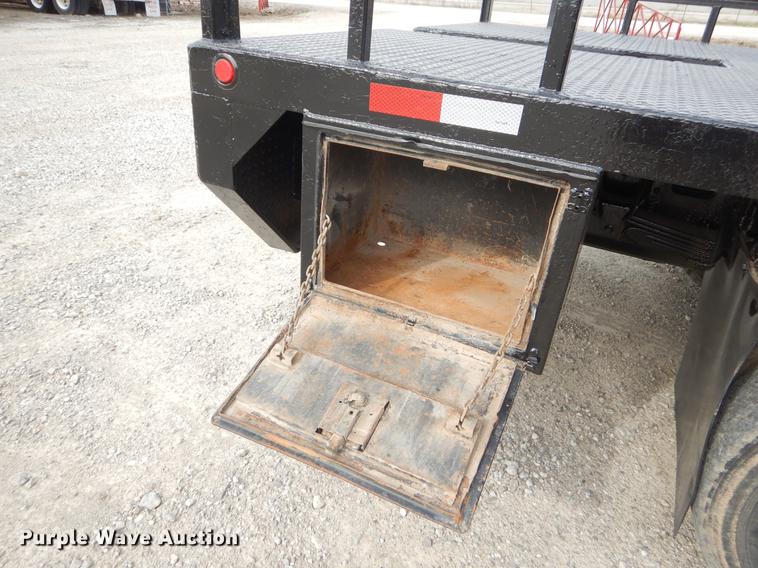 image for item EZ9978 2006 Chevrolet C5500 Crew Cab flatbed truck