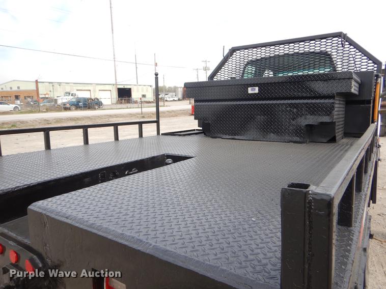 image for item EZ9978 2006 Chevrolet C5500 Crew Cab flatbed truck