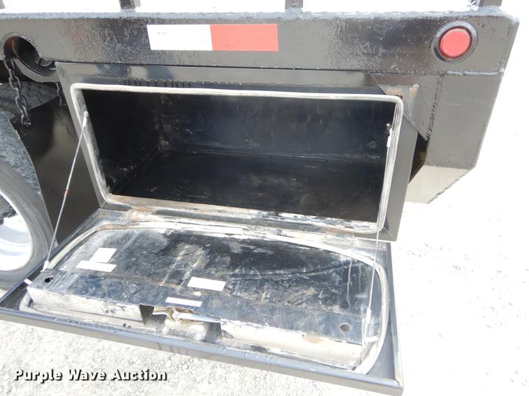 image for item EZ9978 2006 Chevrolet C5500 Crew Cab flatbed truck