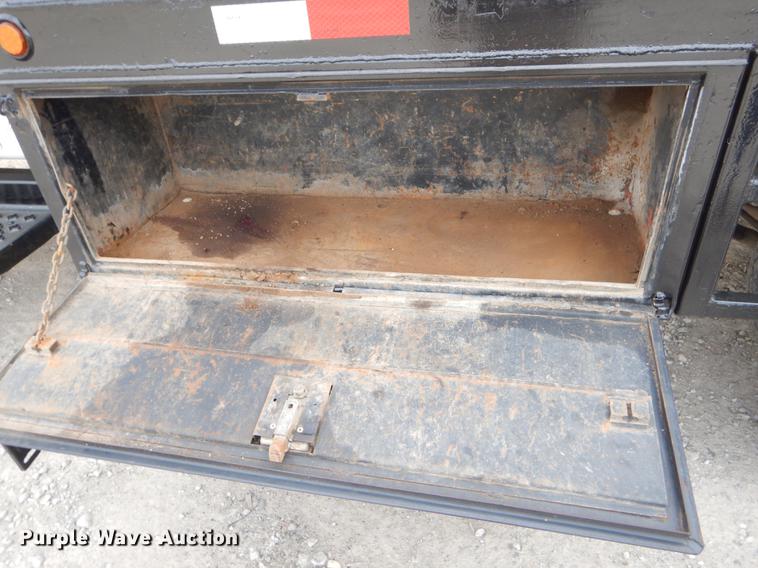 image for item EZ9978 2006 Chevrolet C5500 Crew Cab flatbed truck