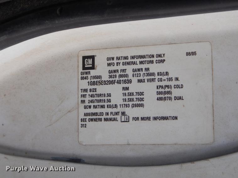 image for item EZ9978 2006 Chevrolet C5500 Crew Cab flatbed truck